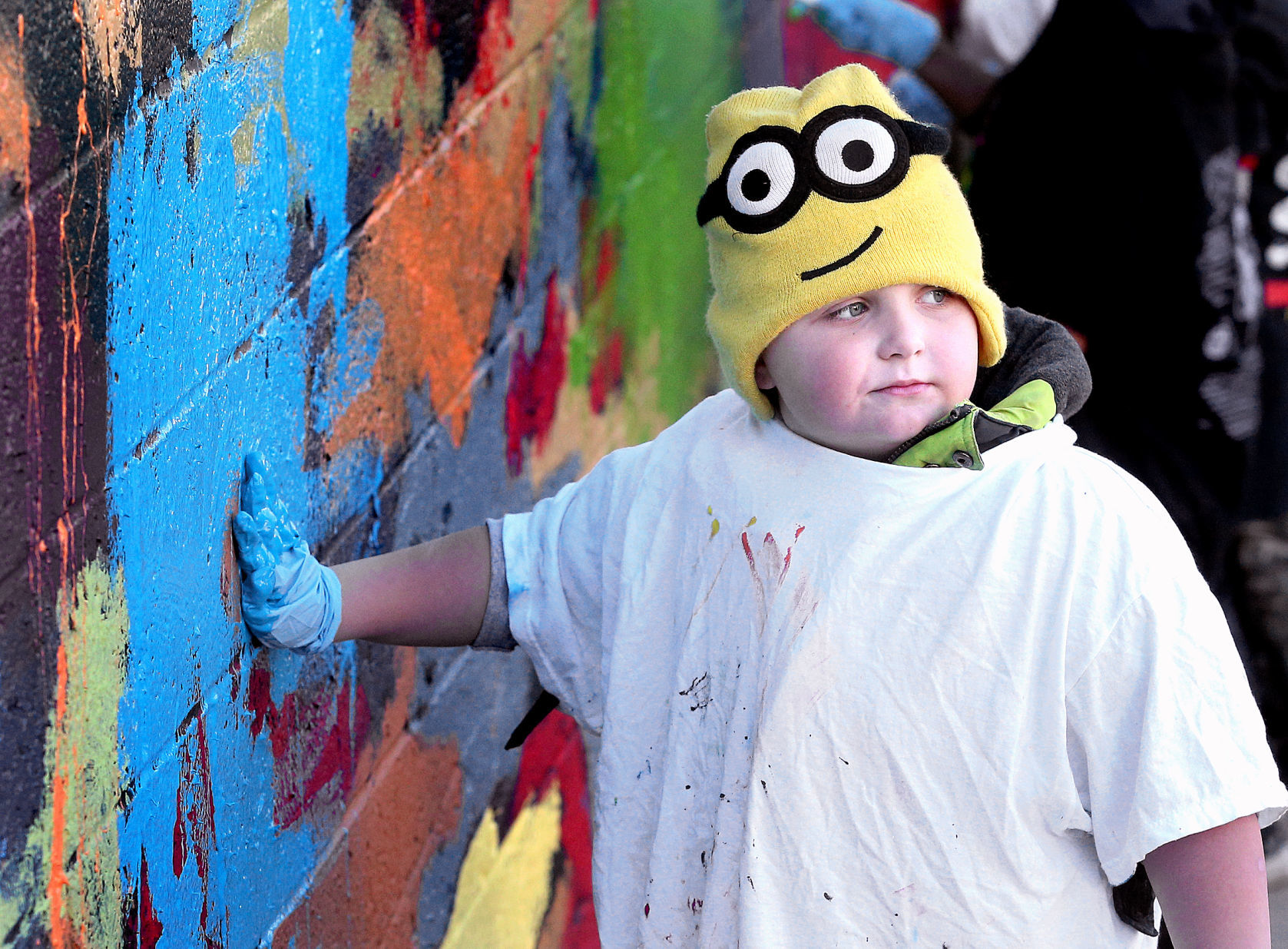 Hamilton kids help with mural